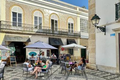Luna Art Café & Shop