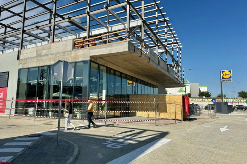 Naterial Outdoor Furniture Store Opens, photo 2