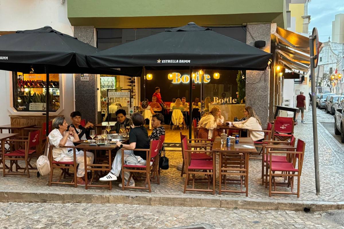 Bottle, Food & Wine, Faro