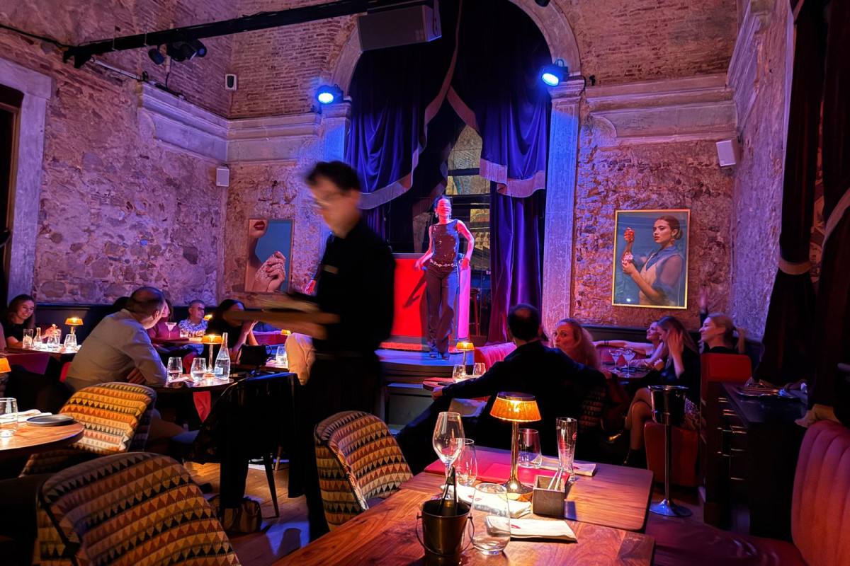 A Parisian Cabaret Night in Minibar, Lisbon